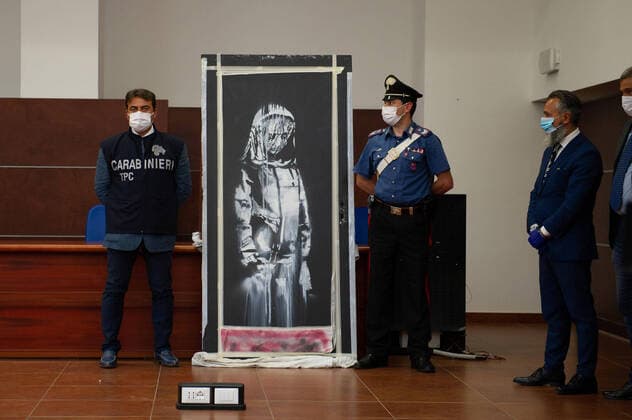 Bilder des Jahres 2020, News 06 Juni News Themen der Woche KW24 News Bilder des Tages Italien, Polizei präsentiert gestohlenes angebliches Banksy-Werk aus Bataclan-Klub Foto IPP LM Lorenzo Di Cola L Aquila, 11 06 2020 Conferenza Stampa presso Palazzo di Giustizia di L Aquila per il ritrovamento della porta dell uscita di sicurezza del Bataclan - il locale di Parigi luogo della strage del 13 novembre 2015 ad opera di terroristi dell ISIS - con opera dell artista Bansky omaggio alle vittime dell attentato Nella foto i carabinieri con l opera dipinta sulla porta Italy Photo Press - World Copyright *** Photo IPP LM Lorenzo Di Cola L Aquila, 11 06 2020 Press Conference at the Palace of Justice in LAquila for the discovery of the door of the Bataclan emergency exit the local Paris place of the massacre of 13 November 2015 by ISIS terrorists with the work of the artist Bansky tribute to the victims of the  0