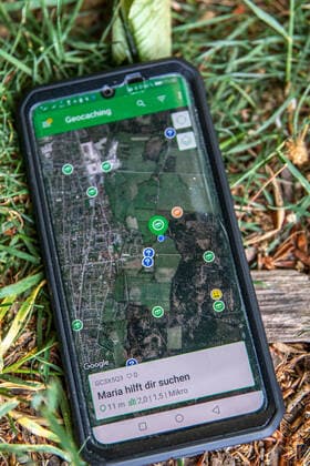 Smartphone App zeigt Koordinaten für Geocaching outdoor Geocaching in der Natur *** Smartphone app shows coordinates for geocaching outdoor geocaching in nature