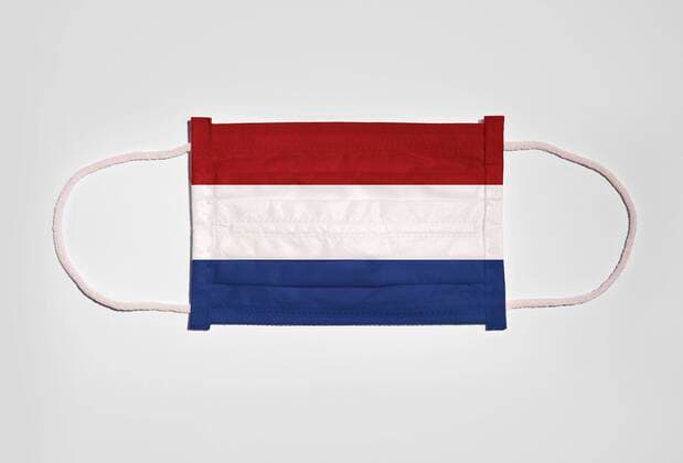 Symbol picture Corona crisis, mouth protection, breathing mask, mouth nose protection with flag of the Netherlands, white background Copyright: imageBROKER/Anne-SophiexWittwer ibxasw05778864.jpg