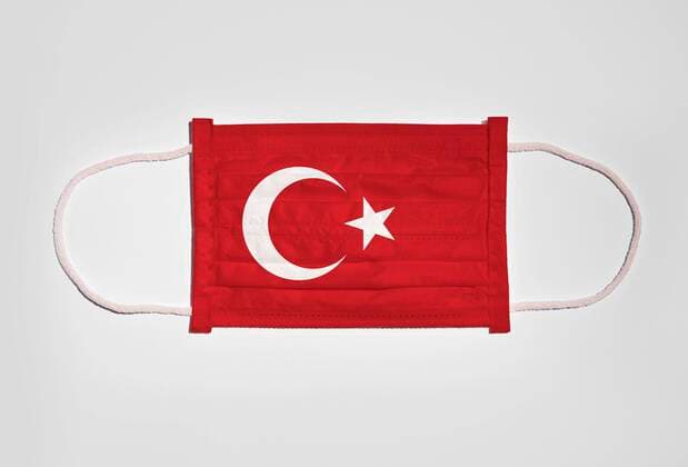 Symbol picture Corona crisis, mouth protection, breathing mask, mouth nose protection with flag of Turkey, white background Copyright: imageBROKER/Anne-SophiexWittwer ibxasw05778872.jpg
