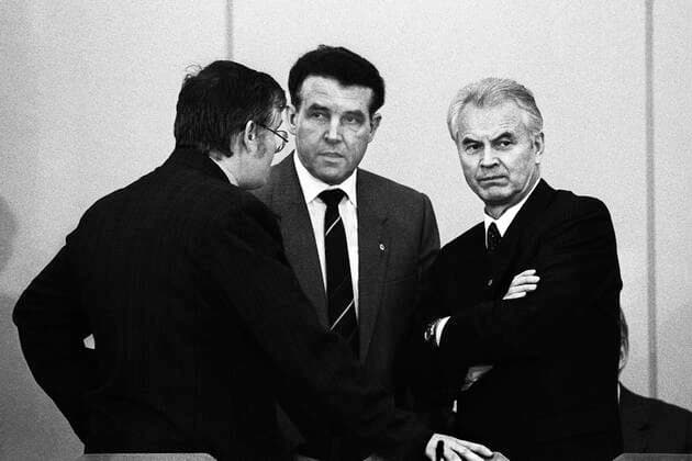 Germany, East Berlin, 22 01 1990 Archive No. 12 44 Round Table Assembly Photo Prime Minister Hans Modrow re , Lothar Ahrendt mitte , Minister of the Interior and Dr Peter Moreth li , Deputy Chairman of the Council of Ministers and Minister for Local Government Assembly Round Table