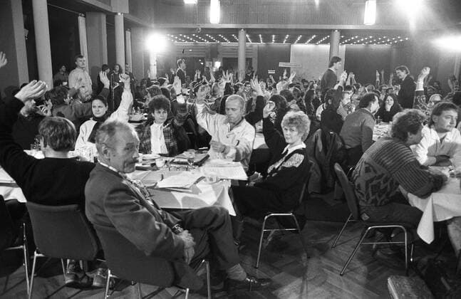 Deutschland, Leipzig, 08.01.1990. Archiv-Nr.: 12-08-08 Sitzung Neues Forum 1989 wurde Buechner zum DDR-weiten Sprecher des Neuen Forums (NF), ab 1990 zum NF-Sprecher in Thueringen. Buechner war bis 14. Oktober 1990 aktiv beteiligt an der parlamentarischen Kontrolle der Aufloesung des Ministeriums für Staatssicherheit. Foto: Sitzung des Neuen Forum Neues Forum *** Germany, Leipzig, 08 01 1990 Archive No 12 08 08 New Forum meeting In 1989 Buechner became the GDR-wide spokesman for the New Forum NF, from 1990 on NF spokesman in Thuringia Buechner was actively involved in the parliamentary control of the dissolution of the Ministry for State Security until 14 October 1990 Photo New Forum meeting New Forum meeting