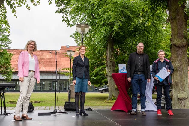 RENDBURG. Der Preis des Landes Schule des Jahres mit einem Preisgeld von 12.000 Euro ging in diesem Jahr an die Käte-Lassen-Gemeinschaftsschule in Flensburg. Über den zweiten Platz mit einem Preisgeld von 8.000 Euro freute sich das Regionale Berufsbildungszentrum Wirtschaft (RBZ), Kiel; die Lornsenschule in Schleswig erreichte den dritten Platz mit einem Preisgeld von 6.000 Euro. Den mit 5.000 Euro dotierten Sonderpreis des Ministerpräsidenten für ein besonders kreatives und zukunftsweisendes Projekt zur Demokratieförderung erhielt die Thomas-Mann-Schule in Lübeck. Überreicht wurden die Urkunden und Preisgelder von Bildungsministerin Karin Prien und Dr. Gesa Ramm, Direktorin des IQSH, in Rendsburg. Rendsburg Schleswig-Holstein