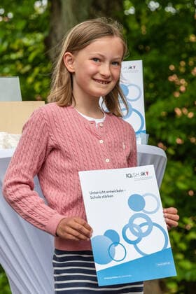 RENDBURG. Der Preis des Landes Schule des Jahres mit einem Preisgeld von 12.000 Euro ging in diesem Jahr an die Käte-Lassen-Gemeinschaftsschule in Flensburg. Über den zweiten Platz mit einem Preisgeld von 8.000 Euro freute sich das Regionale Berufsbildungszentrum Wirtschaft (RBZ), Kiel; die Lornsenschule in Schleswig erreichte den dritten Platz mit einem Preisgeld von 6.000 Euro. Den mit 5.000 Euro dotierten Sonderpreis des Ministerpräsidenten für ein besonders kreatives und zukunftsweisendes Projekt zur Demokratieförderung erhielt die Thomas-Mann-Schule in Lübeck. Überreicht wurden die Urkunden und Preisgelder von Bildungsministerin Karin Prien und Dr. Gesa Ramm, Direktorin des IQSH, in Rendsburg. Rendsburg Schleswig-Holstein