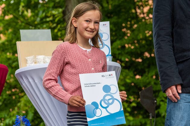 RENDBURG. Der Preis des Landes Schule des Jahres mit einem Preisgeld von 12.000 Euro ging in diesem Jahr an die Käte-Lassen-Gemeinschaftsschule in Flensburg. Über den zweiten Platz mit einem Preisgeld von 8.000 Euro freute sich das Regionale Berufsbildungszentrum Wirtschaft (RBZ), Kiel; die Lornsenschule in Schleswig erreichte den dritten Platz mit einem Preisgeld von 6.000 Euro. Den mit 5.000 Euro dotierten Sonderpreis des Ministerpräsidenten für ein besonders kreatives und zukunftsweisendes Projekt zur Demokratieförderung erhielt die Thomas-Mann-Schule in Lübeck. Überreicht wurden die Urkunden und Preisgelder von Bildungsministerin Karin Prien und Dr. Gesa Ramm, Direktorin des IQSH, in Rendsburg. Rendsburg Schleswig-Holstein