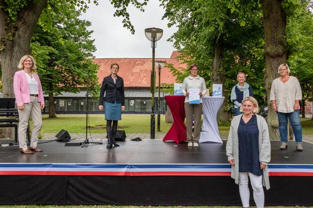 RENDBURG. Der Preis des Landes Schule des Jahres mit einem Preisgeld von 12.000 Euro ging in diesem Jahr an die Käte-Lassen-Gemeinschaftsschule in Flensburg. Über den zweiten Platz mit einem Preisgeld von 8.000 Euro freute sich das Regionale Berufsbildungszentrum Wirtschaft (RBZ), Kiel; die Lornsenschule in Schleswig erreichte den dritten Platz mit einem Preisgeld von 6.000 Euro. Den mit 5.000 Euro dotierten Sonderpreis des Ministerpräsidenten für ein besonders kreatives und zukunftsweisendes Projekt zur Demokratieförderung erhielt die Thomas-Mann-Schule in Lübeck. Überreicht wurden die Urkunden und Preisgelder von Bildungsministerin Karin Prien und Dr. Gesa Ramm, Direktorin des IQSH, in Rendsburg. Rendsburg Schleswig-Holstein