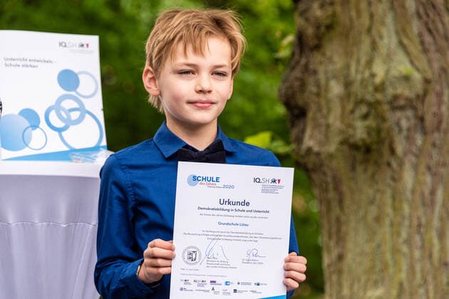 RENDBURG. Der Preis des Landes Schule des Jahres mit einem Preisgeld von 12.000 Euro ging in diesem Jahr an die Käte-Lassen-Gemeinschaftsschule in Flensburg. Über den zweiten Platz mit einem Preisgeld von 8.000 Euro freute sich das Regionale Berufsbildungszentrum Wirtschaft (RBZ), Kiel; die Lornsenschule in Schleswig erreichte den dritten Platz mit einem Preisgeld von 6.000 Euro. Den mit 5.000 Euro dotierten Sonderpreis des Ministerpräsidenten für ein besonders kreatives und zukunftsweisendes Projekt zur Demokratieförderung erhielt die Thomas-Mann-Schule in Lübeck. Überreicht wurden die Urkunden und Preisgelder von Bildungsministerin Karin Prien und Dr. Gesa Ramm, Direktorin des IQSH, in Rendsburg. Rendsburg Schleswig-Holstein