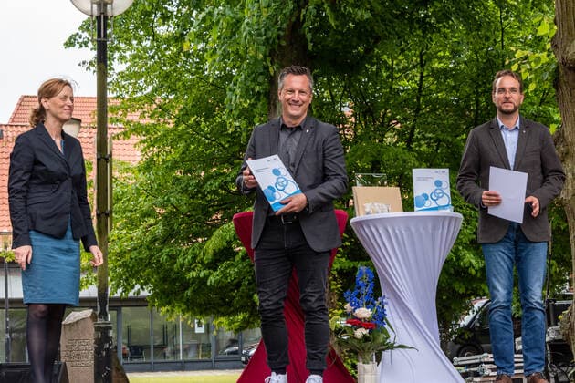 RENDDBURG. Der Preis des Landes Schule des Jahres mit einem Preisgeld von 12.000 Euro ging in diesem Jahr an die Käte-Lassen-Gemeinschaftsschule in Flensburg. Über den zweiten Platz mit einem Preisgeld von 8.000 Euro freute sich das Regionale Berufsbildungszentrum Wirtschaft (RBZ), Kiel; die Lornsenschule in Schleswig erreichte den dritten Platz mit einem Preisgeld von 6.000 Euro. Den mit 5.000 Euro dotierten Sonderpreis des Ministerpräsidenten für ein besonders kreatives und zukunftsweisendes Projekt zur Demokratieförderung erhielt die Thomas-Mann-Schule in Lübeck. Überreicht wurden die Urkunden und Preisgelder von Bildungsministerin Karin Prien und Dr. Gesa Ramm, Direktorin des IQSH, in Rendsburg. Rendsburg Schleswig-Holstei
