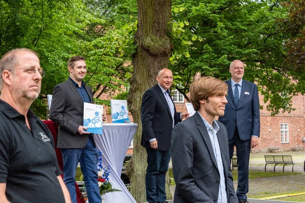 RENDDBURG. Der Preis des Landes Schule des Jahres mit einem Preisgeld von 12.000 Euro ging in diesem Jahr an die Käte-Lassen-Gemeinschaftsschule in Flensburg. Über den zweiten Platz mit einem Preisgeld von 8.000 Euro freute sich das Regionale Berufsbildungszentrum Wirtschaft (RBZ), Kiel; die Lornsenschule in Schleswig erreichte den dritten Platz mit einem Preisgeld von 6.000 Euro. Den mit 5.000 Euro dotierten Sonderpreis des Ministerpräsidenten für ein besonders kreatives und zukunftsweisendes Projekt zur Demokratieförderung erhielt die Thomas-Mann-Schule in Lübeck. Überreicht wurden die Urkunden und Preisgelder von Bildungsministerin Karin Prien und Dr. Gesa Ramm, Direktorin des IQSH, in Rendsburg. Rendsburg Schleswig-Holstei