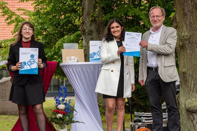 RENDDBURG. Der Preis des Landes Schule des Jahres mit einem Preisgeld von 12.000 Euro ging in diesem Jahr an die Käte-Lassen-Gemeinschaftsschule in Flensburg. Über den zweiten Platz mit einem Preisgeld von 8.000 Euro freute sich das Regionale Berufsbildungszentrum Wirtschaft (RBZ), Kiel; die Lornsenschule in Schleswig erreichte den dritten Platz mit einem Preisgeld von 6.000 Euro. Den mit 5.000 Euro dotierten Sonderpreis des Ministerpräsidenten für ein besonders kreatives und zukunftsweisendes Projekt zur Demokratieförderung erhielt die Thomas-Mann-Schule in Lübeck. Überreicht wurden die Urkunden und Preisgelder von Bildungsministerin Karin Prien und Dr. Gesa Ramm, Direktorin des IQSH, in Rendsburg. Rendsburg Schleswig-Holstei