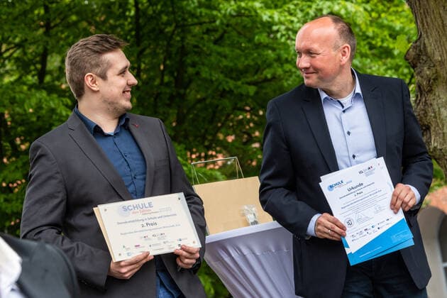 RENDDBURG. Der Preis des Landes Schule des Jahres mit einem Preisgeld von 12.000 Euro ging in diesem Jahr an die Käte-Lassen-Gemeinschaftsschule in Flensburg. Über den zweiten Platz mit einem Preisgeld von 8.000 Euro freute sich das Regionale Berufsbildungszentrum Wirtschaft (RBZ), Kiel; die Lornsenschule in Schleswig erreichte den dritten Platz mit einem Preisgeld von 6.000 Euro. Den mit 5.000 Euro dotierten Sonderpreis des Ministerpräsidenten für ein besonders kreatives und zukunftsweisendes Projekt zur Demokratieförderung erhielt die Thomas-Mann-Schule in Lübeck. Überreicht wurden die Urkunden und Preisgelder von Bildungsministerin Karin Prien und Dr. Gesa Ramm, Direktorin des IQSH, in Rendsburg. Rendsburg Schleswig-Holstei