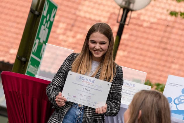 RENDDBURG. Der Preis des Landes Schule des Jahres mit einem Preisgeld von 12.000 Euro ging in diesem Jahr an die Käte-Lassen-Gemeinschaftsschule in Flensburg. Über den zweiten Platz mit einem Preisgeld von 8.000 Euro freute sich das Regionale Berufsbildungszentrum Wirtschaft (RBZ), Kiel; die Lornsenschule in Schleswig erreichte den dritten Platz mit einem Preisgeld von 6.000 Euro. Den mit 5.000 Euro dotierten Sonderpreis des Ministerpräsidenten für ein besonders kreatives und zukunftsweisendes Projekt zur Demokratieförderung erhielt die Thomas-Mann-Schule in Lübeck. Überreicht wurden die Urkunden und Preisgelder von Bildungsministerin Karin Prien und Dr. Gesa Ramm, Direktorin des IQSH, in Rendsburg. Rendsburg Schleswig-Holstei