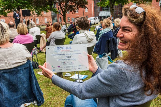 RENDDBURG. Der Preis des Landes Schule des Jahres mit einem Preisgeld von 12.000 Euro ging in diesem Jahr an die Käte-Lassen-Gemeinschaftsschule in Flensburg. Über den zweiten Platz mit einem Preisgeld von 8.000 Euro freute sich das Regionale Berufsbildungszentrum Wirtschaft (RBZ), Kiel; die Lornsenschule in Schleswig erreichte den dritten Platz mit einem Preisgeld von 6.000 Euro. Den mit 5.000 Euro dotierten Sonderpreis des Ministerpräsidenten für ein besonders kreatives und zukunftsweisendes Projekt zur Demokratieförderung erhielt die Thomas-Mann-Schule in Lübeck. Überreicht wurden die Urkunden und Preisgelder von Bildungsministerin Karin Prien und Dr. Gesa Ramm, Direktorin des IQSH, in Rendsburg. Rendsburg Schleswig-Holstei