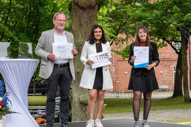 RENDDBURG. Der Preis des Landes Schule des Jahres mit einem Preisgeld von 12.000 Euro ging in diesem Jahr an die Käte-Lassen-Gemeinschaftsschule in Flensburg. Über den zweiten Platz mit einem Preisgeld von 8.000 Euro freute sich das Regionale Berufsbildungszentrum Wirtschaft (RBZ), Kiel; die Lornsenschule in Schleswig erreichte den dritten Platz mit einem Preisgeld von 6.000 Euro. Den mit 5.000 Euro dotierten Sonderpreis des Ministerpräsidenten für ein besonders kreatives und zukunftsweisendes Projekt zur Demokratieförderung erhielt die Thomas-Mann-Schule in Lübeck. Überreicht wurden die Urkunden und Preisgelder von Bildungsministerin Karin Prien und Dr. Gesa Ramm, Direktorin des IQSH, in Rendsburg. Rendsburg Schleswig-Holstei