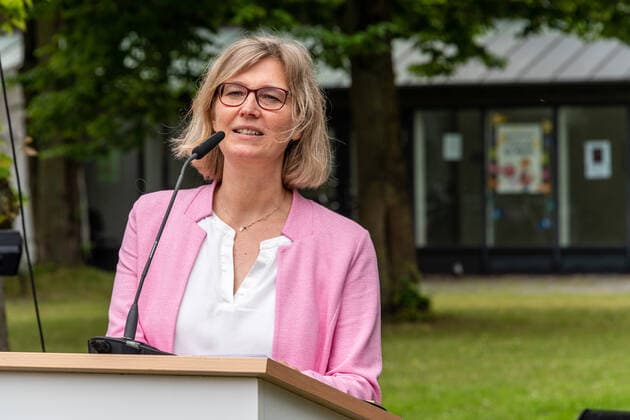 RENDDBURG. Der Preis des Landes Schule des Jahres mit einem Preisgeld von 12.000 Euro ging in diesem Jahr an die Käte-Lassen-Gemeinschaftsschule in Flensburg. Über den zweiten Platz mit einem Preisgeld von 8.000 Euro freute sich das Regionale Berufsbildungszentrum Wirtschaft (RBZ), Kiel; die Lornsenschule in Schleswig erreichte den dritten Platz mit einem Preisgeld von 6.000 Euro. Den mit 5.000 Euro dotierten Sonderpreis des Ministerpräsidenten für ein besonders kreatives und zukunftsweisendes Projekt zur Demokratieförderung erhielt die Thomas-Mann-Schule in Lübeck. Überreicht wurden die Urkunden und Preisgelder von Bildungsministerin Karin Prien und Dr. Gesa Ramm, Direktorin des IQSH, in Rendsburg. Rendsburg Schleswig-Holstei