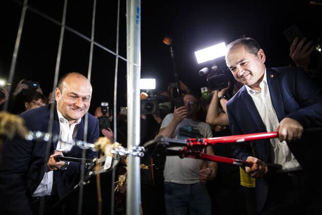 Octavian Ursu (R), Oberbuergermeister der Stadt Goerlitz, und Rafal Gronicz (L), Buergermeister der Stadt Zgorzelec, aufgenommen am Grenzzaun im Rahmen der Grenzoeffnung auf der Altstadtbruecke in Goerlitz, 12.06.2020. Seit Mitte Maerz waren die Grenzen zwischen dem deutschen Goerlitz und dem polnischen Zgorzelec geschlossen, um die Ausbreitung des Coronaviruses einzudaemmen. Infolgedessen kam es immer wieder zu langen Staus bei der Einreise polnischer Staatsbuerger nach Polen. Ausserdem gab es Proteste auf beiden Seiten der Grenze gegen die starken Restriktionen fuer polnischen Arbeitnehmern, die in Deutschland arbeiten. Goerlitz Deutschland *** Octavian Ursu R , Mayor of Goerlitz, and Rafal Gronicz L , Mayor of Zgorzelec, photographed at Copyright: xFlorianxGaertner photothek.netx
