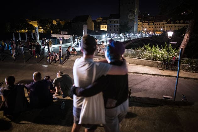 Ein Paerchen zeichnet sich ab vor der Altstadtbruecke, aufgenommen im Rahmen der Grenzoeffnung zwischen Polen und Deutschland in Goerlitz, 13.06.2020. Seit Mitte Maerz waren die Grenzen zwischen dem deutschen Goerlitz und dem polnischen Zgorzelec geschlossen, um die Ausbreitung des Coronaviruses einzudaemmen. Infolgedessen kam es immer wieder zu langen Staus bei der Einreise polnischer Staatsbuerger nach Polen. Ausserdem gab es Proteste auf beiden Seiten der Grenze gegen die starken Restriktionen fuer polnischen Arbeitnehmern, die in Deutschland arbeiten. Goerlitz Deutschland *** A couple in front of the Old Town Bridge, taken during the opening of the border between Poland and Germany in Goerlitz, 13 06 2020 Since mid-March the borders be Copyright: xFlorianxGaertner photothek.netx