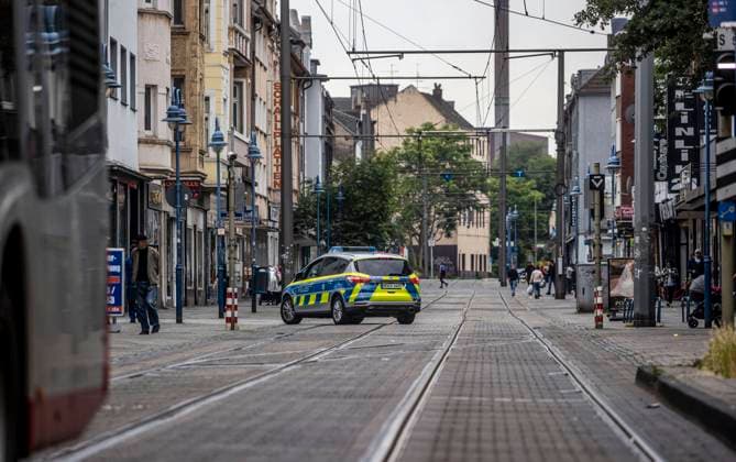 10.06.2020 , Duisburg , Marxloh nach den Einsätzen der Polizei im Mai gegen Clans und arabische Großfamilien , Libanesen. Polizei auf der Kaiser-Wilhelm-Straße. *** 10 06 2020 , Duisburg , Marxloh after the police operations in May against clans and large Arab families , Lebanese police on Kaiser Wilhelm Street