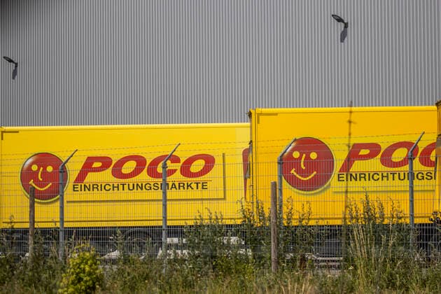 12 06 2020 , KL KaLi Kamp Lintfort , Several employees in the dispatch center warehouse of the POCO furniture stores on Norddeutschlandstraße 1 fall ill with corona
