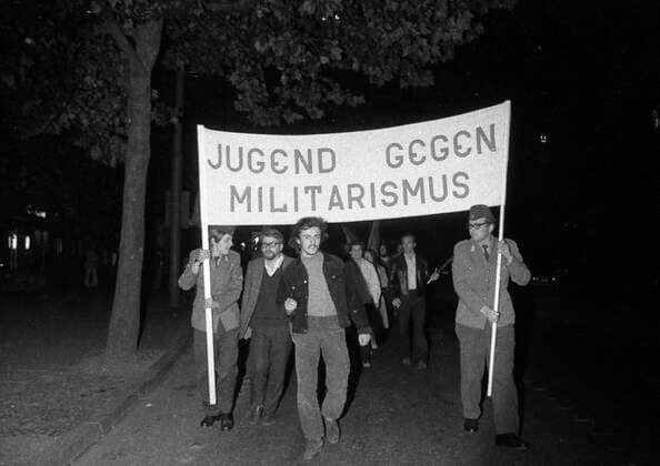 Antikriegstag 1971 in Bochum DEU, Deutschland, Bochum: Linke und pazifistische Demonstration zum Antikriegstag zum 1.9.1971 in Bochum.Transparent: Jugend gegen Militarismus DEU, Germany, Bochum: Left-wing and pacifist demonstration on Anti-War Day on 1.9.1971 in Bochum NRW *** Anti War Day 1971 in Bochum DEU, Germany, Bochum Left wing and pacifist demonstration on Anti War Day on 1 9 1971 in Bochum banner Youth against militarism DEU, Germany, Bochum Left wing and pacifist demonstration on Anti War Day on 1 9 1971 in Bochum NRW