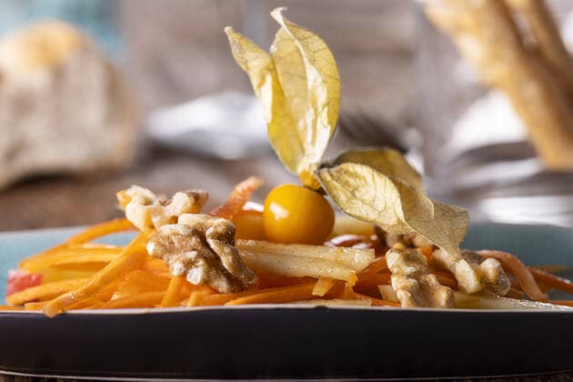 Karotten- und Apfelsalat auf Holz *** Carrots and apple salad on wood 1035306734