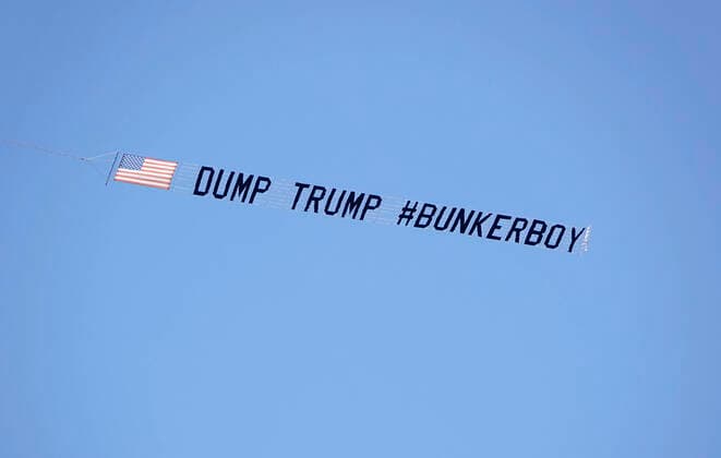 Bilder des Jahres 2020, News 06 Juni News Themen der Woche KW24 News Bilder des Tages June 13, 2020, San Diego, California, USA: A banner plane tows a sign that says Dump Trump bunkerboy over a Trump Boat Parade San Diego Bay. Hundreds of boats paraded around the bay decorated in Trump 2020 and U.S. flags in support of President Donald Trump s re-election bid and to celebrate the president s 74th birthday. San Diego USA - ZUMAa97_ 20200613_zaf_a97_002 Copyright: xK.C.xAlfredx
