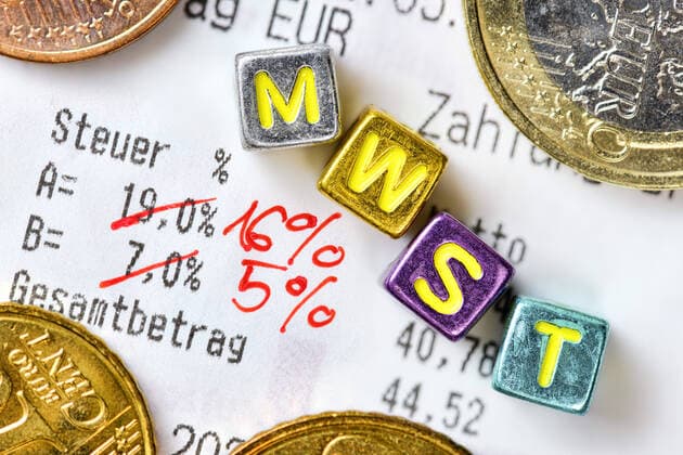 Crossed-out VAT rates on a receipt, symbolic photo for reduced VAT to stimulate the economy ** NUR FUER REDAKTIONELLE ZWECKE ** EDITORIAL USE ONLY **