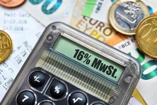 PHOTO MOUNTING, Reduced VAT rate of 16 percent on a calculator display ** NUR FUER REDAKTIONELLE ZWECKE ** EDITORIAL USE ONLY **
