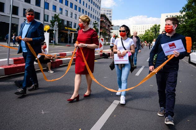 News Bilder des Tages June 14, 2020, Berlin, Berlin, Germany: Franziska Giffey (SPD), Federal Minister for Family Affairs, Senior Citizens, Women and Youth and Kevin KoÂ¼hnert (SPD), Federal Chairman of the Working Group of Young Socialists in the SPD can be seen while several thousand people, various alliances, left-wing parties and NGOs take part in a demonstration titled Unteilbar (indivisible) as they build a human chain to protest for an anti-racist, social and climate fair society. The participants stand on a long route of nine kilometres, on which most participants keep the required distance of 3 meters and wear face masks due to the ongoing worldwide Covid-19 pandemic. Together they form the so-called Band of Solidarity Berlin Germany - ZUMAs172 20200614_zap_s172_008 Copyright: xJanxScheunertx