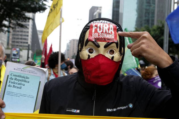Bilder des Jahres 2020, News 06 Juni News Themen der Woche KW24 News Bilder des Tages June 14, 2020: The images show hundreds of people gathered in Av. Paulista, shouting slogans, holding banners and smoke flags in protest for democracy, against the Bolsonaro government and against racism in Sao Paulo, Brazil - ZUMAo70_ 20200614_zap_o70_003 Copyright: xDarioxOliveirax