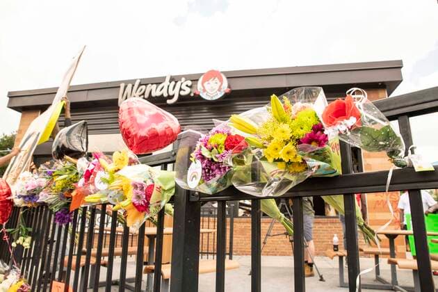Bilder des Jahres 2020, News 06 Juni News Themen der Woche KW24 News Bilder des Tages USA, Proteste nach Todesfall Rayshard Brooks durch Polizeieinsatz in Atlanta June 14, 2020, Atlanta, Georgia, U.S: Protesters gathered at the remains of the Wendy s restaurant on University Avenue in Atlanta where police shot and killed Rayshard Brooks. Atlanta U.S. - ZUMAe86_ 20200614_zap_e86_001 Copyright: xStevexEberhardtx