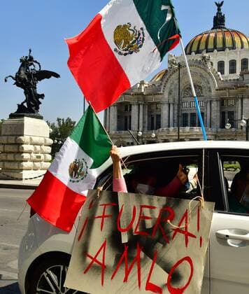 Hundreds of people take part in a caravan with their vehicles through the central avenues of Paseo de la Reforma and Juarez, to demand the resignation of President Andres Manuel Lopez Obrador, in Mexico City, Mexico, 14 June 2020. On board their cars, hundreds of Mexicans in various cities in the country protested this Sunday for the second time in less than three weeks against the president s policies. Second caravan of protest against Lopez Obrador in Mexico City !ACHTUNG: NUR REDAKTIONELLE NUTZUNG!  Copyright: xJorgexNúnezx AME6692 20200614-637277723844677281