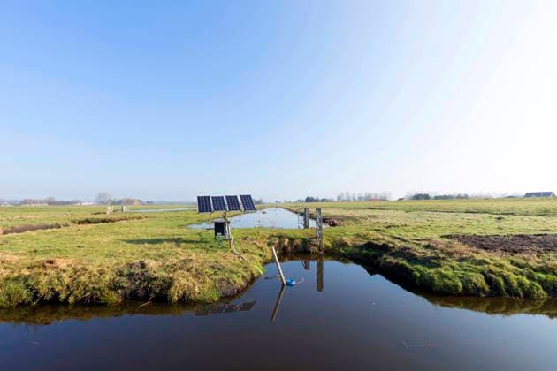 IMAGO Nature: Unsere Erde, Energiequellen, Photovoltaik IMAGO Nature: Unsere Erde, Energiequellen, Photovoltaik in Wiesenlandschaft mit Entwaesserungskanaelen wird eine Wasserpumpe wird mit Solarenergie betrieben, Niederlande farmland with solar panels in use, Netherlands BLWS617947 *** in meadow landscape with drainage channels a water pump is operated with solar energy, Netherlands farmland with solar panels in use, Netherlands BLWS617947 Copyright: xblickwinkel AGAMI A.xvanxDuijvenbodenx