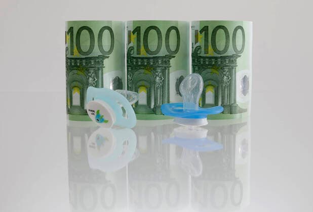 Symbolic photo of the planned one-off payment of 300 euros to each child in a family The child bonus will be paid with the child benefit, DEU, Berlin, 15 06 2020