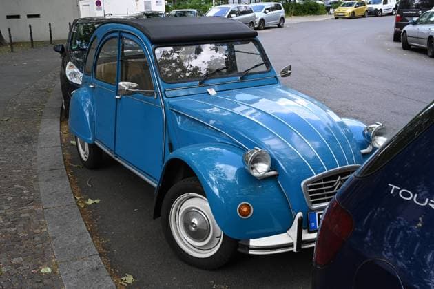 Ein blauer Citro‘n 2CV, auch Ente genannt, geparkt in Berlin-Kreuzberg, Deutschland *** A blue Citron 2CV, also called Duck, parked in Berlin Kreuzberg, Germany