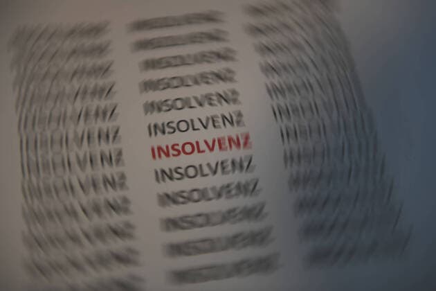 Symbol images Corona, On one sheet of DINA4 paper the word Insolvency is written in red Stuttgart Baden Württemberg Germany Stuttgart Copyright: xonw-images.de MariusxBullingx
