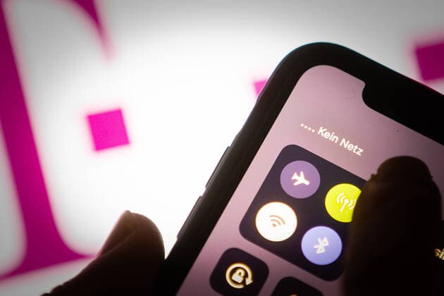 Großflächige Störung bei der Deutschen Telekom, Symbolbild eines Smartphones vor dem Telekomlogo ohne Netzverbindung. *** Large-scale interference at Deutsche Telekom, symbolic image of a smartphone in front of the Telekom logo without network connection Copyright: xSimonxAdomatx
