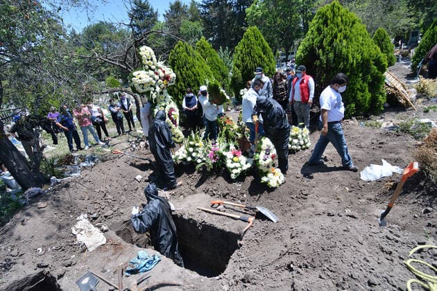 MEXICO CITY, MEXICO - JUNE 15: Cemetery workers wearing protective gear as bury of a victim who died from suspected of the new coronavirus in a special section inside of San Isidro cemetery for bury people who died from COVID-19 infection on June 15, 2020 in Mexico City, Mexico Where: Mexico City, Mexico When: 15 Jun 2020 Credit: Eyepix Cover Images **EDITORIAL USE ONLY** Copyright: xCarlosxTischlerx 40569570 EDITORIAL USE ONLY. NOT FOR USE BY NEWSPAPERS BASED IN THE UK.