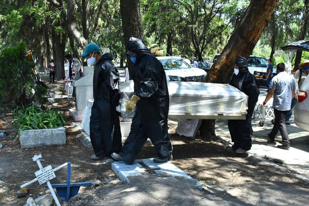 MEXICO CITY, MEXICO - JUNE 15: Cemetery workers wearing protective gear carry the plastic-wrapped coffin of a victim who died from suspected of the new coronavirus to bury he in a special section inside of San Isidro cemetery for bury people who died from COVID-19 infection on June 15, 2020 in Mexico City, Mexico Where: Mexico City, Mexico When: 15 Jun 2020 Credit: Eyepix Cover Images **EDITORIAL USE ONLY** Copyright: xCarlosxTischlerx 40569571 EDITORIAL USE ONLY. NOT FOR USE BY NEWSPAPERS BASED IN THE UK.