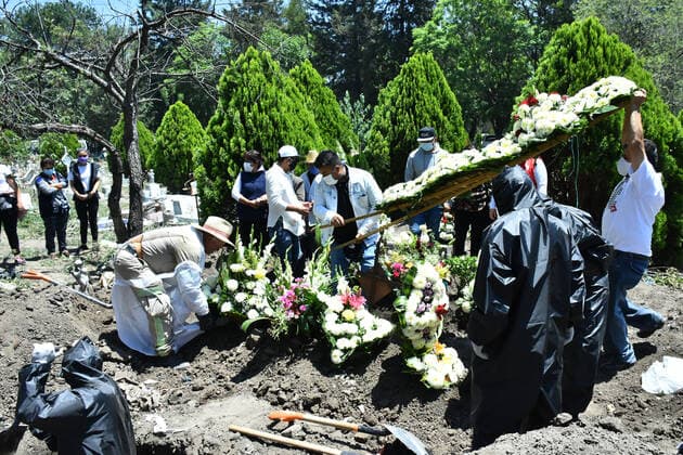 MEXICO CITY, MEXICO - JUNE 15: Cemetery workers wearing protective gear as bury of a victim who died from suspected of the new coronavirus in a special section inside of San Isidro cemetery for bury people who died from COVID-19 infection on June 15, 2020 in Mexico City, Mexico Where: Mexico City, Mexico When: 15 Jun 2020 Credit: Eyepix Cover Images **EDITORIAL USE ONLY** Copyright: xCarlosxTischlerx 40569581 EDITORIAL USE ONLY. NOT FOR USE BY NEWSPAPERS BASED IN THE UK.