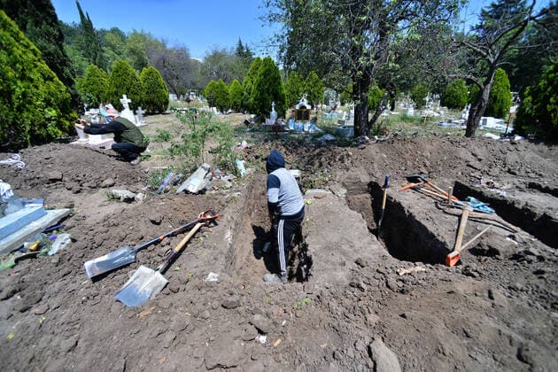 MEXICO CITY, MEXICO - JUNE 15: Workers digs graves in a newly section exclusively for bury victims who died due the COVID-19 at San Isidro cemetery in Azcapotzalco amid coronavirus pandemic on June 15, 2020 in Mexico City, Mexico Where: Mexico City, Mexico When: 15 Jun 2020 Credit: Eyepix Cover Images **EDITORIAL USE ONLY** Copyright: xCarlosxTischlerx 40569585 EDITORIAL USE ONLY. NOT FOR USE BY NEWSPAPERS BASED IN THE UK.