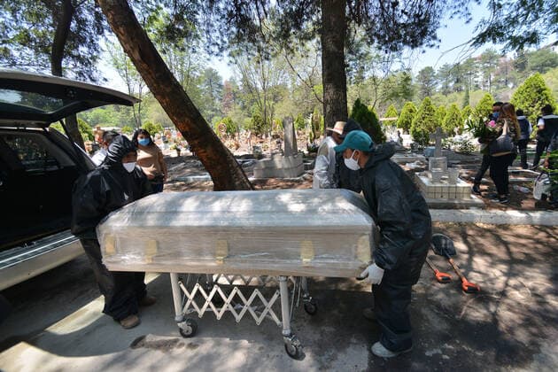 MEXICO CITY, MEXICO - JUNE 15: Cemetery workers wearing protective gear carry the plastic-wrapped coffin of a victim who died from suspected of the new coronavirus to bury he in a special section inside of San Isidro cemetery for bury people who died from COVID-19 infection on June 15, 2020 in Mexico City, Mexico Where: Mexico City, Mexico When: 15 Jun 2020 Credit: Eyepix Cover Images **EDITORIAL USE ONLY** Copyright: xCarlosxTischlerx 40569566 EDITORIAL USE ONLY. NOT FOR USE BY NEWSPAPERS BASED IN THE UK.