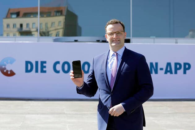 Jens Spahn, Federal Minister of Health, CDU, presents the Corona Warn App to Jens Spahn at a press conference today before the start of the PK with a smartphone in front of the lettering of the new App, DEU, Berlin, 16 06 2020