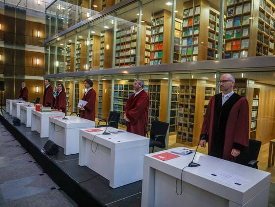 DEU, Deutschland, Nordrhein-Westfalen, Münster, 16.06.2020: Verfassungsgerichtshof für das Land Nordrhein-Westfalen tagt erstmals in der Eingangshalle des Gerichtsgebäudes. Mündliche Verhandlung im Organstreitverfahren wegen Ablehnung von Beweisanträgen durch PUA II Hackerangriff Stabstelle findet wegen der Corona-Krise in der Eingangshalle des Gerichtsgebäudes. Die Verfahrensteilnehmer schauen auf die imposante gläserne Bibliothek des OVG. Besetzung des Verfassungsgerichtshofes vrnl. Dr. Dirk Gilberg, Direktor des Arbeitsgerichts Köln; Dr. Claudio Nedden-Boeger, Richter am Bundesgerichtshof; Dr. Matthias Röhl, Richter am Bundessozialgericht; Dr. Ricarda Brandts, Präsidentin des Verfassungsgerichtshofs und des Oberverwaltun