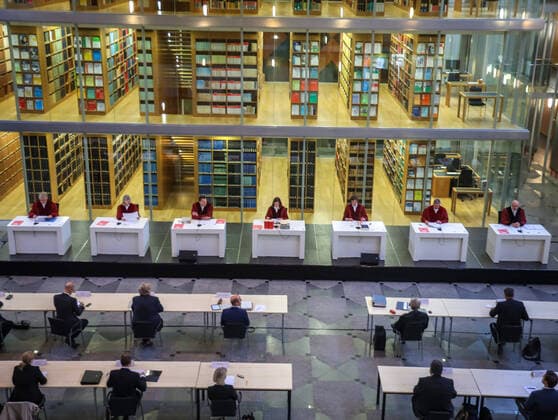 DEU, Deutschland, Nordrhein-Westfalen, Münster, 16.06.2020: Verfassungsgerichtshof für das Land Nordrhein-Westfalen tagt erstmals in der Eingangshalle des Gerichtsgebäudes. Mündliche Verhandlung im Organstreitverfahren wegen Ablehnung von Beweisanträgen durch PUA II Hackerangriff Stabstelle findet wegen der Corona-Krise in der Eingangshalle des Gerichtsgebäudes. Die Verfahrensteilnehmer schauen auf die imposante gläserne Bibliothek des OVG. Besetzung des Verfassungsgerichtshofes vrnl. Dr. Dirk Gilberg, Direktor des Arbeitsgerichts Köln; Dr. Claudio Nedden-Boeger, Richter am Bundesgerichtshof; Dr. Matthias Röhl, Richter am Bundessozialgericht; Dr. Ricarda Brandts, Präsidentin des Verfassungsgerichtshofs und des Oberverwaltun