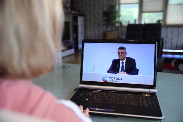 16 06 2020, The Corona Warn App is presented to Minister of the Interior Horst Seehofer CSU , Minister of Justice Christine Lambrecht SPD , Minister of Health Jens Spahn CDU , the Federal Government Commissioner for Digitali