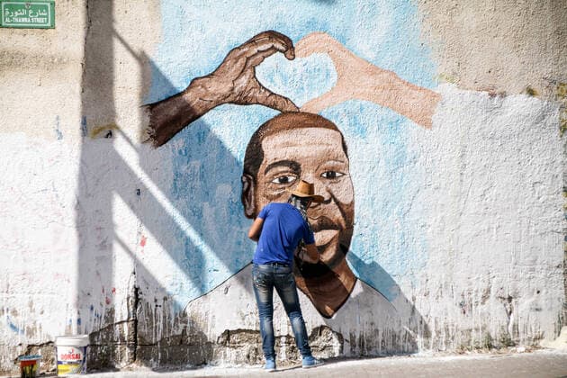 News Bilder des Tages June 16, 2020: Gaza, Palestine. 16 June 2020. Palestinian artist Ayman al-Hasari paints a mural of African-American George Floyd on a wall in Gaza City, as a message against racist discrimination and police brutality. Since the killing of Floyd while unarmed at the hands of US police in Minneapolis on 25 May 2020, many protests and vigils have taken place in the USA and around the world to show solidarity with Black Lives Matter and against all kind of racism and inequality. Palestinians have also held protests and drawn parallels between the social injustice endured by African Americans in the United States and that suffered by Palestinians living under the Israeli occupation - ZUMAd99_ 20200616_zap_d99_008 Copyright: xAhmadxHasaballahx