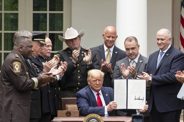 Bilder des Jahres 2020, News 06 Juni News Themen der Woche KW25 News Bilder des Tages United States President Donald J. Trump displays an Executive Order on Safe Policing for Safe Communities in the Rose Garden of the White House in Washington DC, on Tuesday, June 16, 2020. Pool photo by Stefani Reynolds  WAX20200616791 STEFANIxREYNOLDS