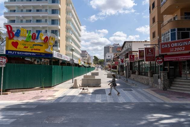 Nach dem Corona-Shutdown - Vor dem Neustart des Tourismus auf Mallorca Spanien Szenen aus Playa de Palma - Schinkenstraße mit Bierkönig - coronabedingt geschlossen - normalerweise tummeln sich bereits zu mittagszeit hunderte Feierlaunige auf der Schinkenstraße;Nach dem Corona-Shutdown - Vor dem Neustart des Tourismus auf Mallorca Spanien Szenen aus Playa de Palma -, Mallorca Belearen Spanien Playa de Palma *** After the Corona Shutdown Before the restart of tourism on Mallorca Spain Scenes from Playa de Palma Ham Street with Beer King closed due to corona Normally hundreds of party people are already cavorting at lunchtime on the Ham Street After the Corona Shutdown Before the restart of tourism on Mallorca Spain Scenes from Play
