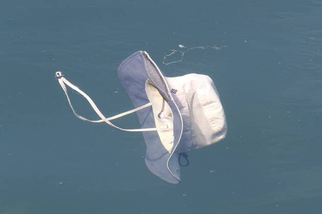 Ein Sommerhut schwimmt am Dienstag (16.06.2020) im Stadthafen von Waren Müritz (Landkreis Mecklenburgische Seenplatte) auf der Wasseroberfläche. Man könnte meinen an der Stelle sei jemand ertrunken. Doch in Wirklichkeit ist der Hut nur ins Wasser gefallen. Symbolbild Ertrinken. *** A summer hat floats on the water surface on Tuesday 16 06 2020 in the city harbour of Waren Müritz County Mecklenburg Lake District You could think that someone has drowned at the spot But in reality the hat has only fallen into the water Symbolic image Drowning